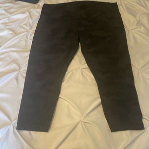 LULULEMON WUNDER UNDER HIGH-RISE CROP 23"
Camo Deep Coal Multi size 18